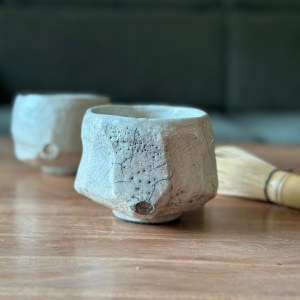 Chawan „Kaji“
Handgeformte Teeschale, Raku